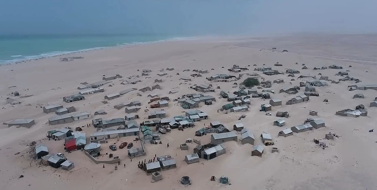 Dhinowda from the air: open sand around the town